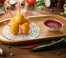 Сырные шарики с клюквенным соусом