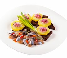 Сельдь с картофелем и чесночными гренками