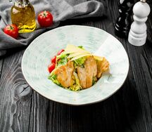 Салат Цезарь с курицей
