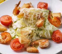 Салат Цезарь с креветками