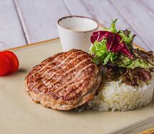 Куриная котлета с рисом и сырным соусом