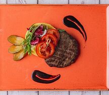 Котлета из говядины с картофельным пюре и соусом порто