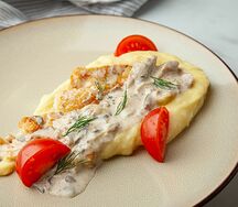 Скалопини из курицы с картофельным пюре