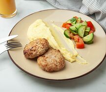 Котлеты с картофельным пюре и овощным салатом