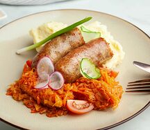 Колбаски жареные с тушеной капустой и картофельным пюре