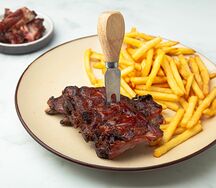Копченые ребра с картофелем фри