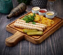 Куриные колбаски с картофелем и соусом