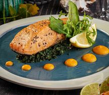 Стейк из лосося со шпинатом под соусом унаги