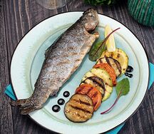 Форель радужная, запечённая с овощным рататуем