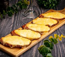 Чесночный хлеб с сыром