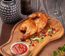 Румяная половинка цыплёнка с томатным соусом