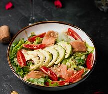 Салат с лососем и авокадо