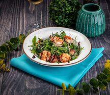 Руккола с тигровыми креветками