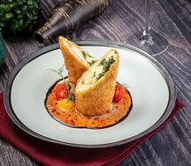 Куриный рулет с сыром и шпинатом