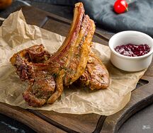 Каре ягнёнка под брусничным соусом