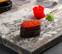Гункан с красной икрой