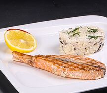 Стейк горбуши с диким рисом