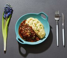 Томленые телячьи щечки с мятым картофелем