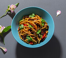 Удон с говядиной, кукурузой и овощами