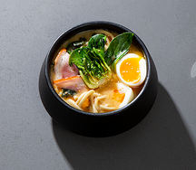 Ореховый рамен со свининой и пак-чой