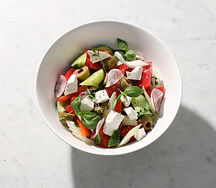 Греческий салат с фетой, оливками и свежим базиликом