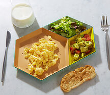 Скрэмбл с моцареллой и авокадо