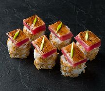 Ролл с опалённым тунцом и сыром горгонзола