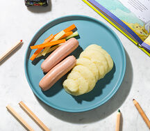 Сосиски с пюре и овощными палочками