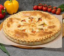 Пирог с курицей, сыром и помидорами