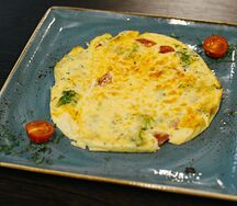 Омлет с овощами и сыром