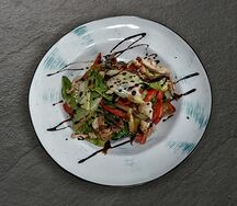 Теплый салат с курицей и овощами