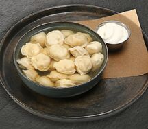 Пельмени по-домашнему в курином бульоне со сметаной