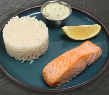 Лосось с рисом и соусом тартар