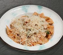 Фарфалле с лососем и брокколи в сливочно-томатном соусе