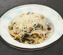 Феттуччини с говядиной, кабачками и шпинатом в сливочном соусе