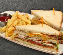 Клубный сэндвич с картофелем фри