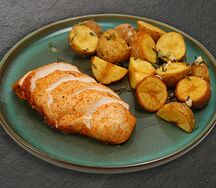 Куриная грудка с грибным соусом и картофелем по-домашнему