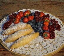 Рогалик с ореховой начинкой