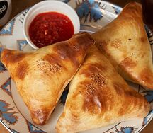 Самса с курицей и сыром халяль