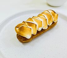 Эклер шоколадный