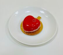 Пирожное Сердце Чизкейк-клубника