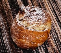 Булочка с яблоком и корицей