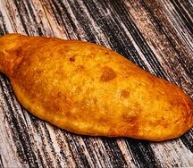 Жареный пирожок с капустой