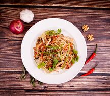 Яичная лапша с курицей и грибами