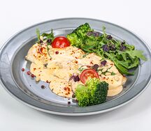 Томлёная грудка в сливках с кешью