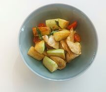 Печёные кабачки с курицей и базиликом