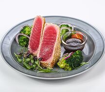 Тунец под соусом кимчи, кунжутом и овощами