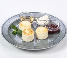 Румяные сырники со сметаной