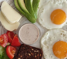 Завтрак с моцареллой и глазунью