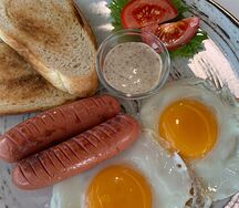 Завтрак с жареным беконом и глазуньей